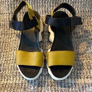 Sorel Kinetic Women’s Leather Sport Sandals (Dioxide gold/mustard) sz 8 LIKE NEW